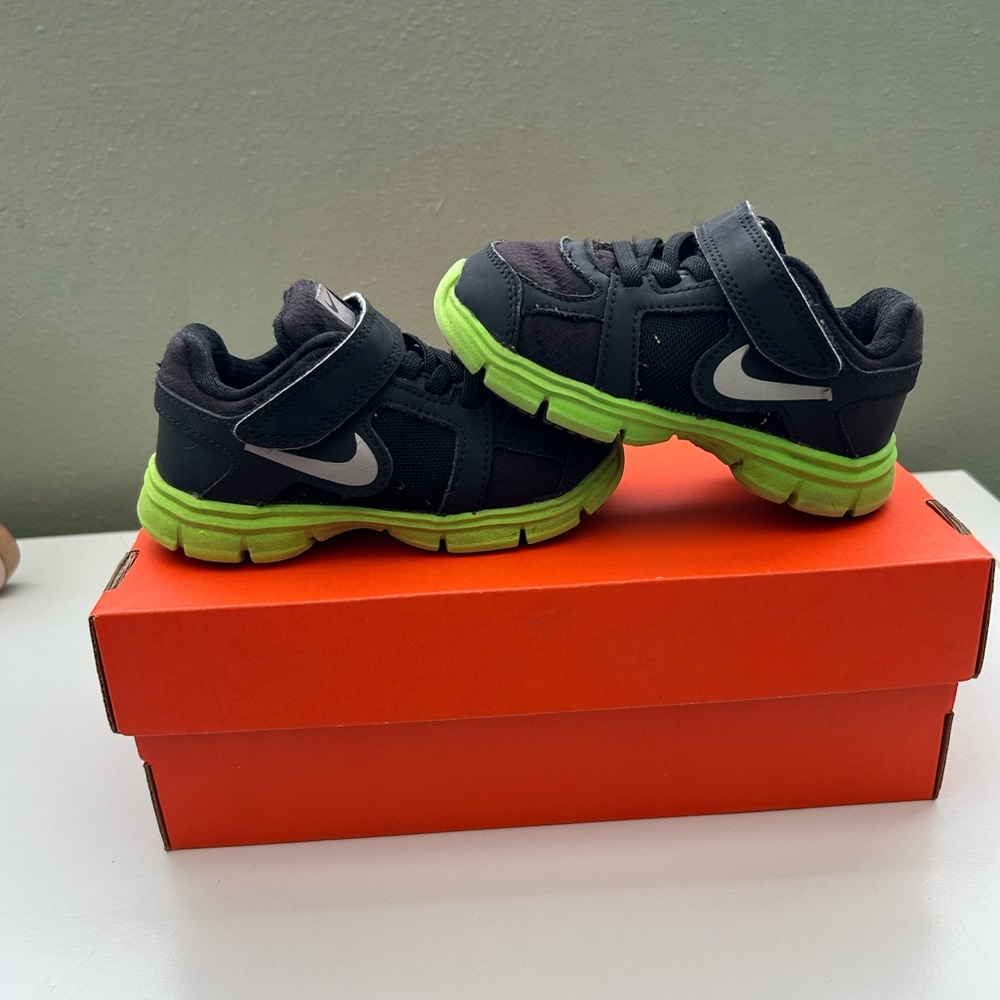 Nike Kids Black and Neon Green Sneakers